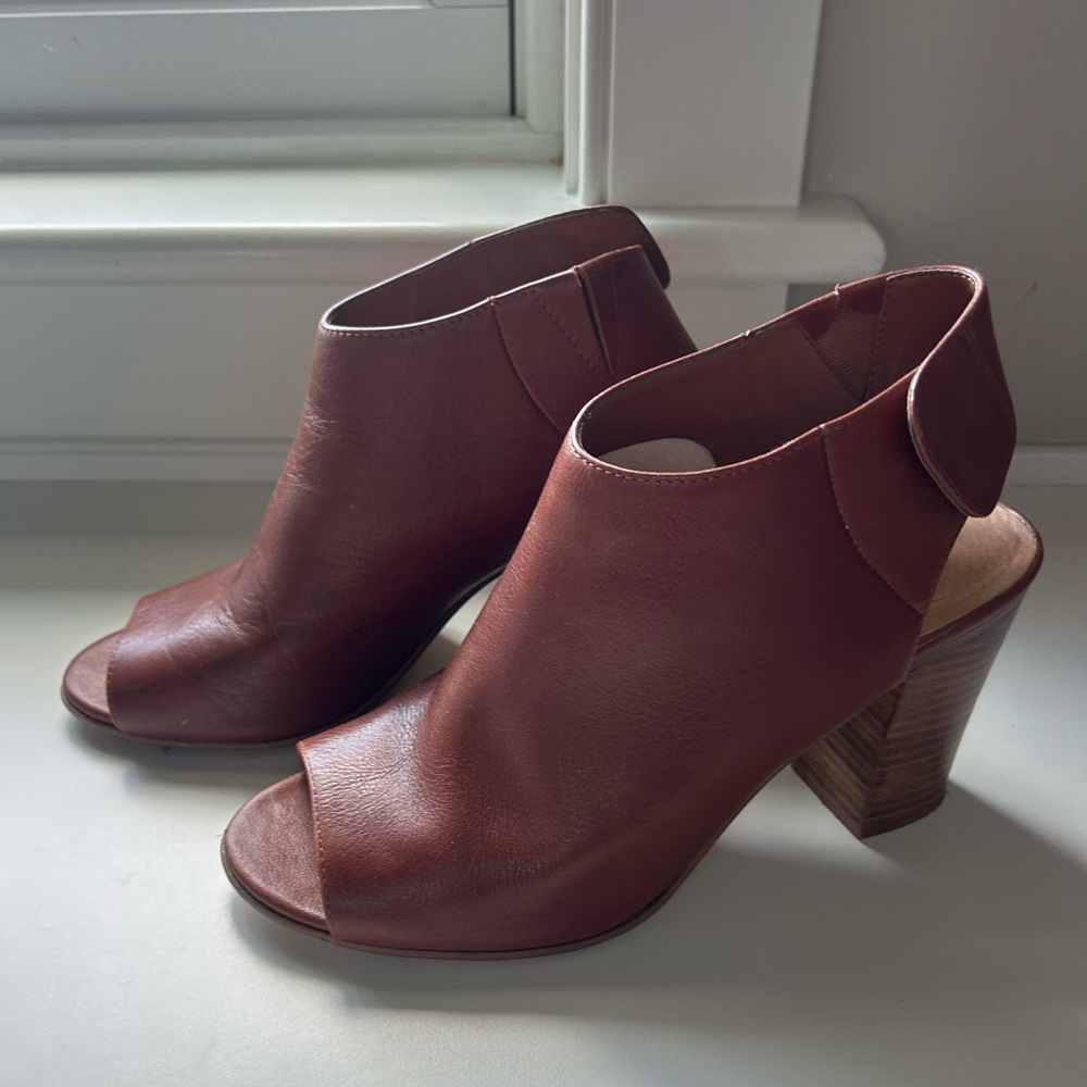Matisse Brown leather Peep-Toe Heeled bootie size 9